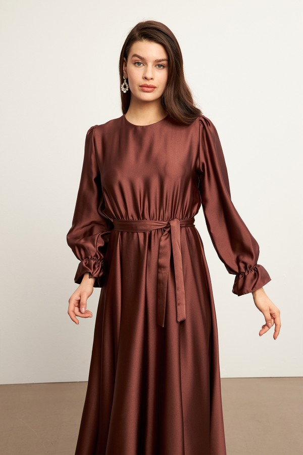 Liza Kuşaklı Saten Elbise - Kahve