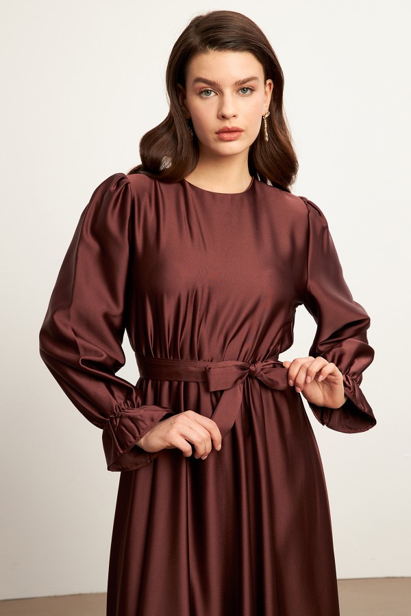 Liza Kuşaklı Saten Elbise - Koyu Kahve