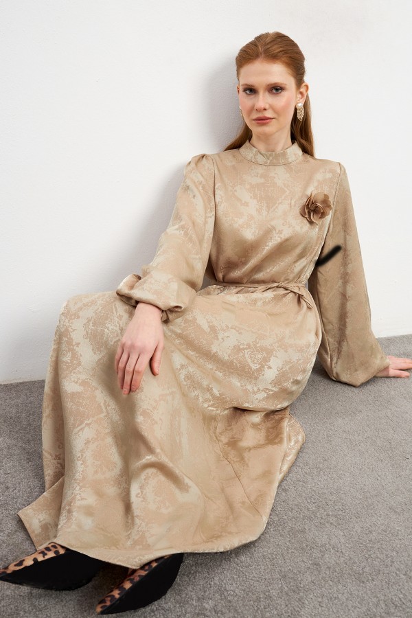 Gül Detaylı Jakar Elbise - Bej