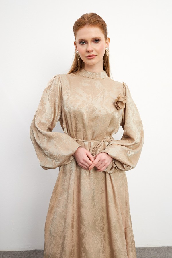 Gül Detaylı Jakar Elbise - Bej