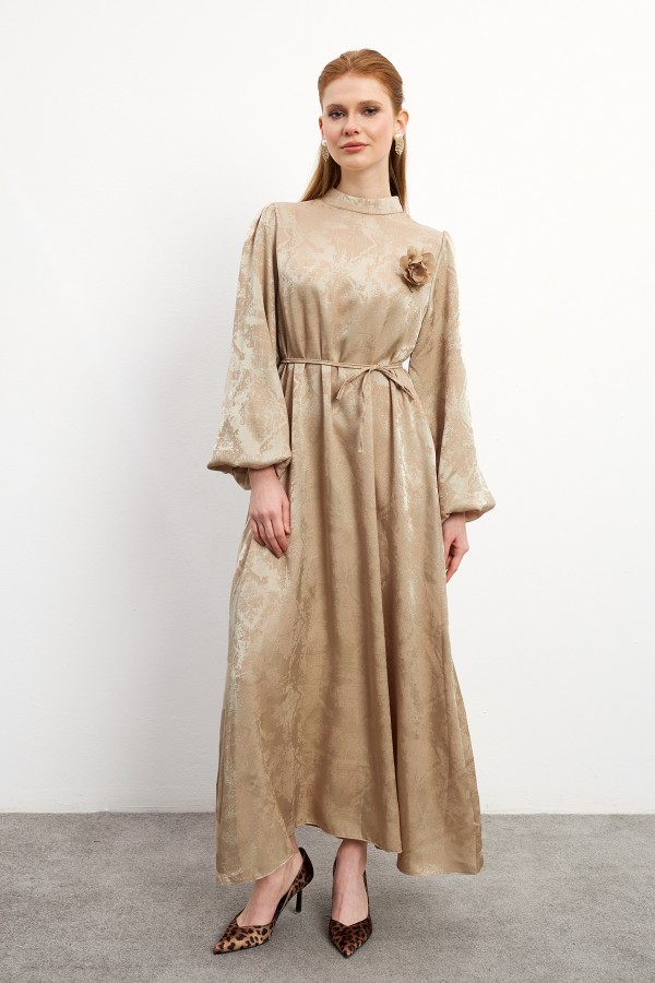 Gül Detaylı Jakar Elbise - Bej