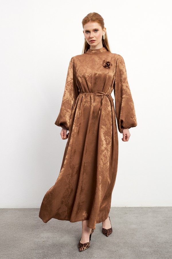 Gül Detaylı Jakar Elbise - Camel