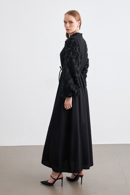 Kolları Gül Detaylı Elbise - Siyah