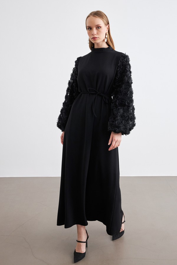 Kolları Gül Detaylı Elbise - Siyah