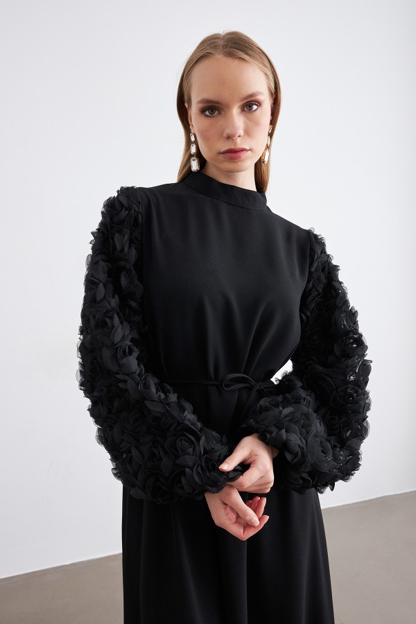 Kolları Gül Detaylı Elbise - Siyah