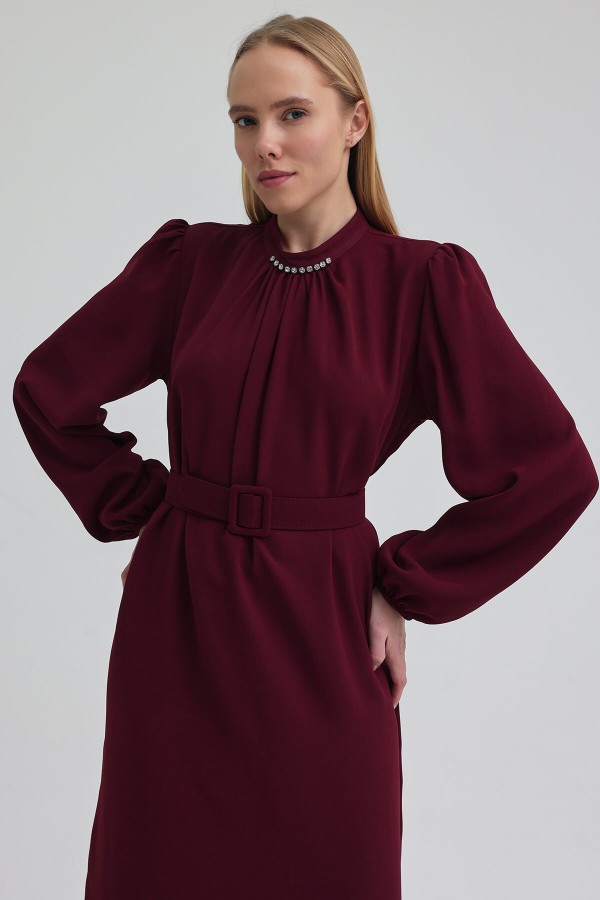 Yakası Taşlı Kemerli Elbise - Bordo