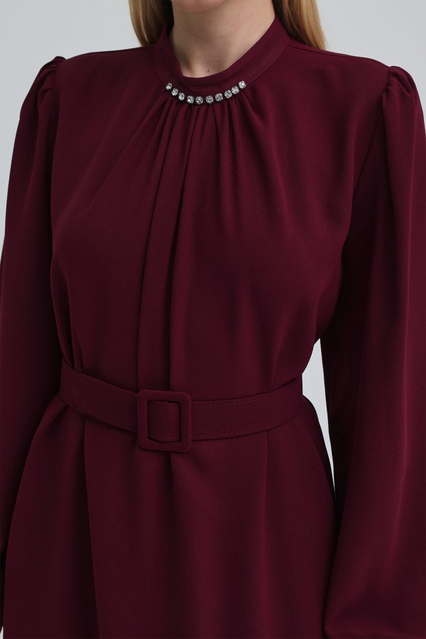 Yakası Taşlı Kemerli Elbise - Bordo