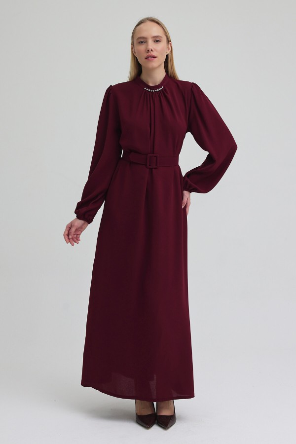 Yakası Taşlı Kemerli Elbise - Bordo