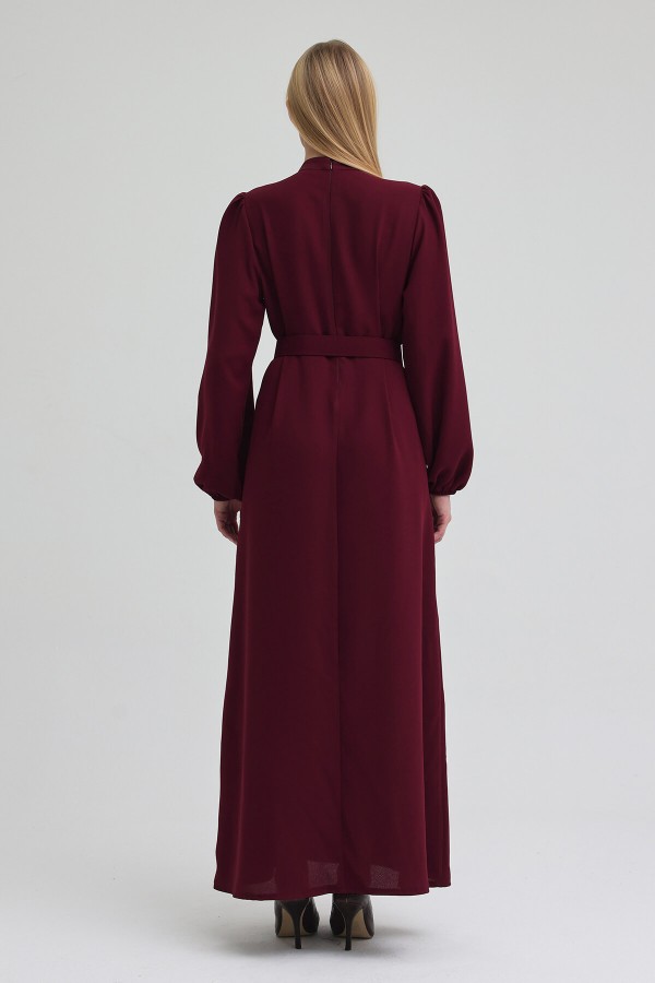 Yakası Taşlı Kemerli Elbise - Bordo