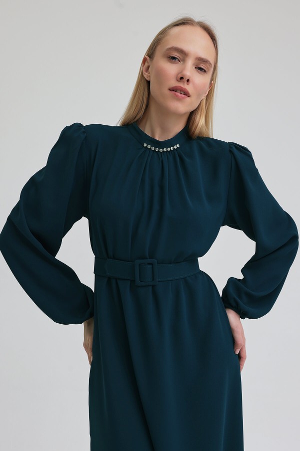 Yakası Taşlı Kemerli Elbise - Petrol