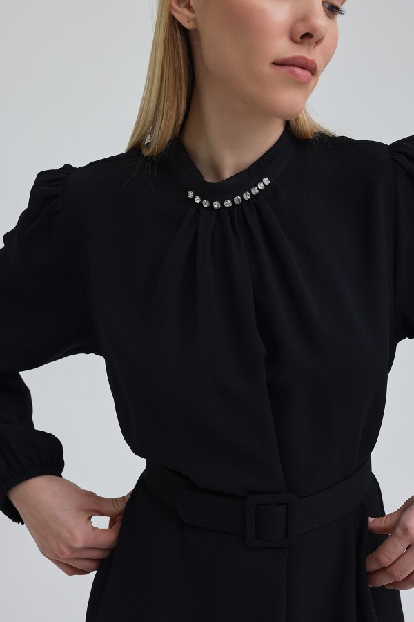 Yakası Taşlı Kemerli Elbise - Siyah