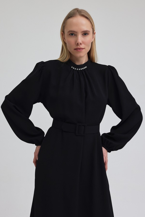 Yakası Taşlı Kemerli Elbise - Siyah