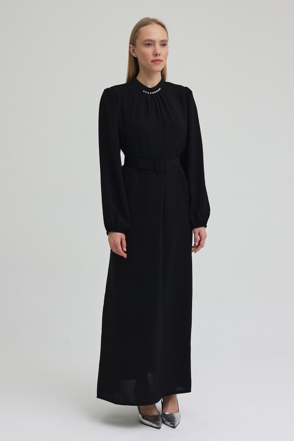 Yakası Taşlı Kemerli Elbise - Siyah