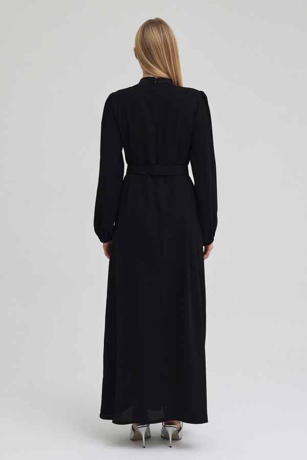 Yakası Taşlı Kemerli Elbise - Siyah