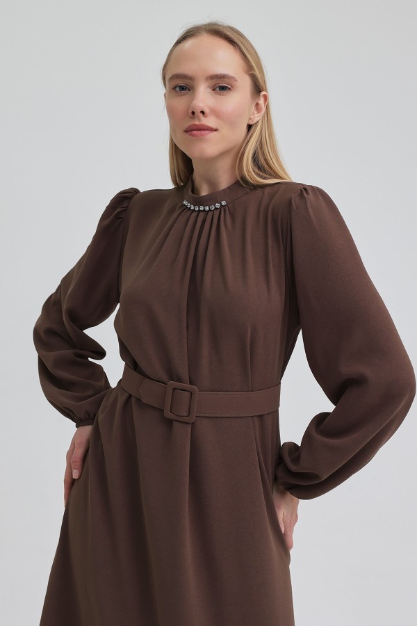 Yakası Taşlı Kemerli Elbise - Vizon