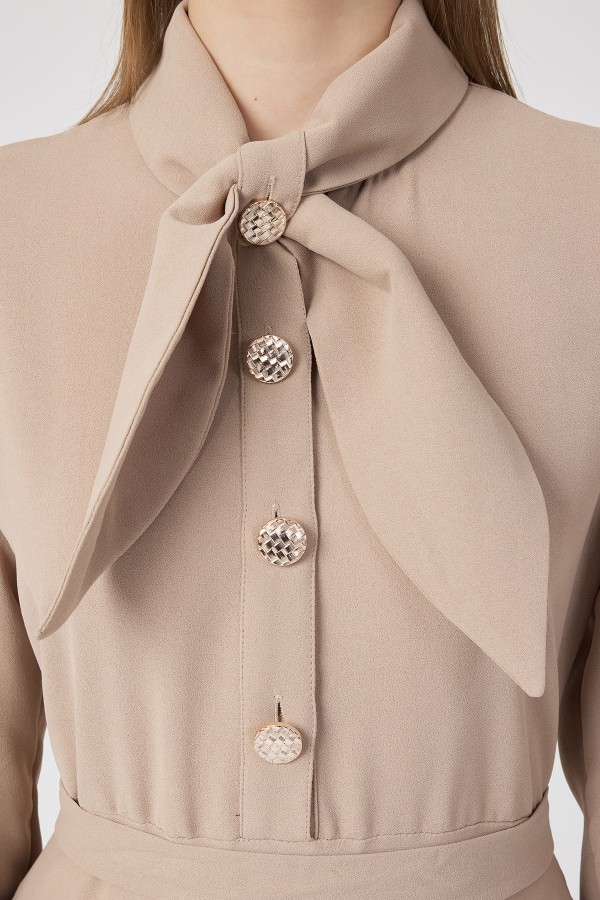 Fular Yaka Kuşaklı Elbise - Bej