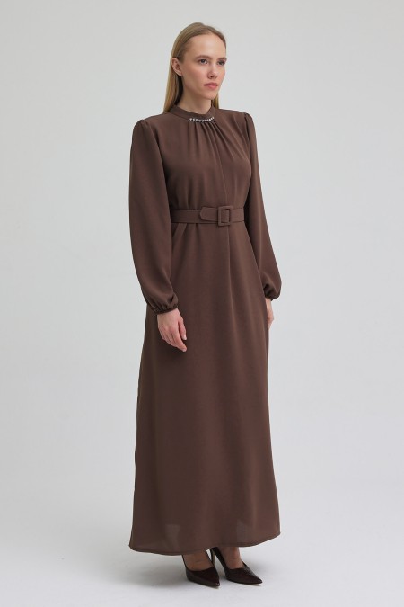 Yakası Taşlı Kemerli Elbise - Vizon